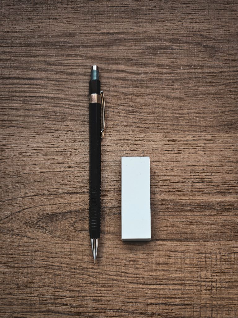 Porte mine et gomme pour dessiner chaque jour - La Badroodeuse